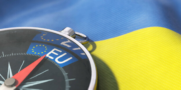 Kompass Richtung EU auf Ukraine-Flagge