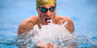 Mychajlo Romantschuk beim Brustschwimmen