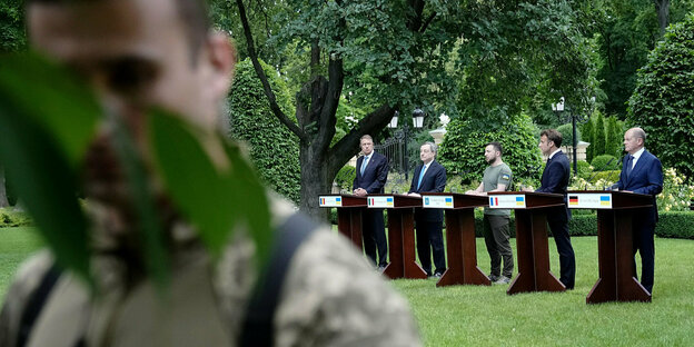 Ukrainischer Soldat schützt die Pressekonferenz der EU-Politiker