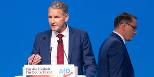 Björn Höcke im Anzug und hält eine Rede, neben ihm Tino Chrupalla