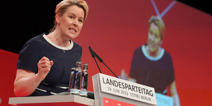 Franziska Giffey am Rednerinnenpult beim Parteitag