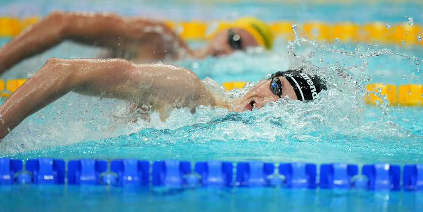 Lukas Märtens schwimmt