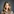 Sympathische junge Frau mit langen blonden Locken