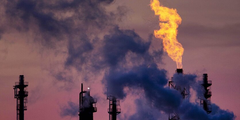 Industrieschornsteine stoßen Rauch und Flammen in den Himmel aus