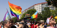 Regenbogenfahnen und Menschen auf der Marzahn Pride.
