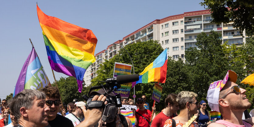 Regenbogenfahnen und Menschen auf der Marzahn Pride.