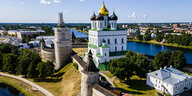Luftansicht des Kremls und der Dreifaltigkeitskirche in Pskow, Russland