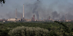 Flammen im Azot-Chemiewerks in Sjewjerodonezk