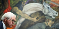 Bundespräsident Steinmeier steht skeptisch vor einem Gemälde