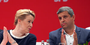 Franziska Giffey (SPD), Regierende Bürgermeisterin von Berlin, und Raed Saleh (SPD), Fraktions- und Landesvorsitzender, beim Landesparteitag ihrer Partei im Estrel-Hotel.