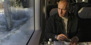 russlands präsident putin in einem Schnellzug im Jahr 2009, er schaut aus dem Fenster in den Winter