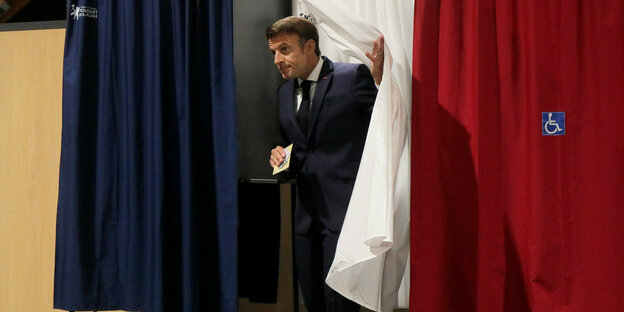 Macron schiebt einen Vorhang zur Seite