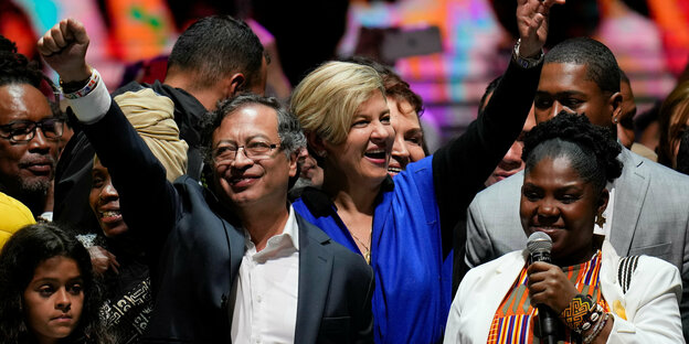 Der gewählte Präsident Gustavo Petro, seine Frau Vernonica Alcocer und die künftige Vizepräsidentin Francia Marquez feiern ihren Sieg in Bogotá
