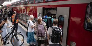 Menschen drängen in einen überfüllten Zug