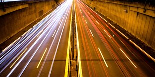 Autobahn A100 in der Nacht, Lichter von Autos