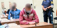 zwei Männer sitzen mit verpixelten Gesichtern im Gericht, die Köpfe sind gesenkt
