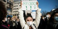 Demonstrantinnen auf der Frauentagsdemo am 8. März 2021 vor dem Brandenburger Tor. My body my choice