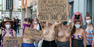 Protest von Aktivist:innen mit blanker Brust