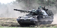 Eine Panzerhaubitze 2000 beim Training im Feld