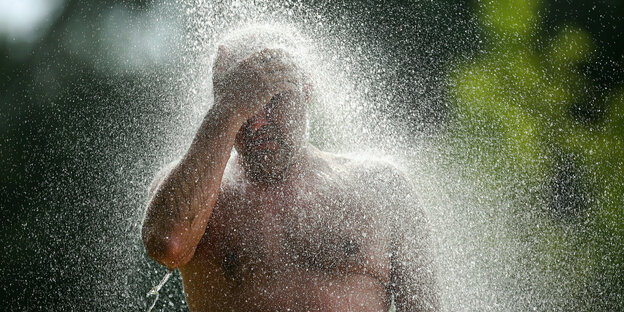 Ein Mensch unter dem Strahl einer Dusche