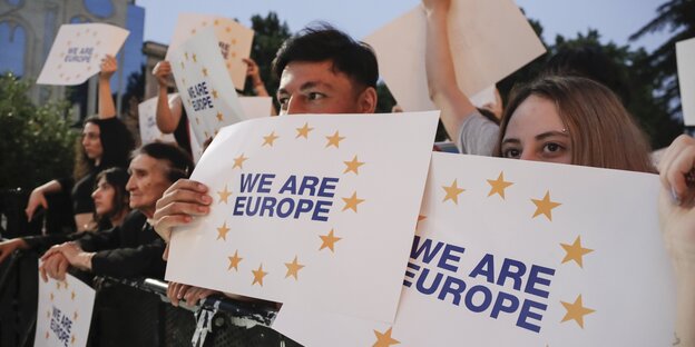 Demonstranten halten ein Plakat mit der Aufschrift: We are Europe
