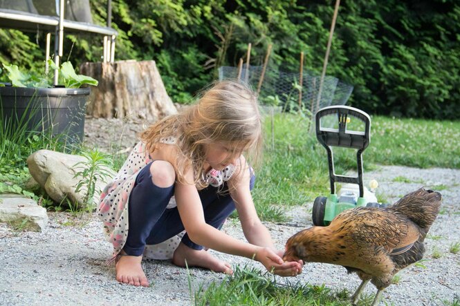 Kind mit Huhn