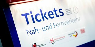 Ein Ticketautomat für Fahrkarten im Nah- und Fernverkehr