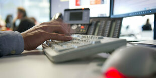 Ein Mann tippt in einem Büro auf einer Tastatur