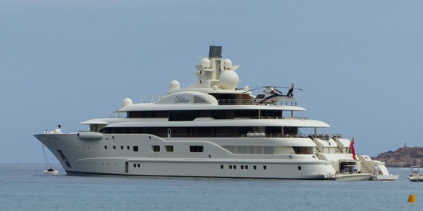 Eine fünfstöckige Yacht mit Hubschrauberlandeplatz auf dem Dach