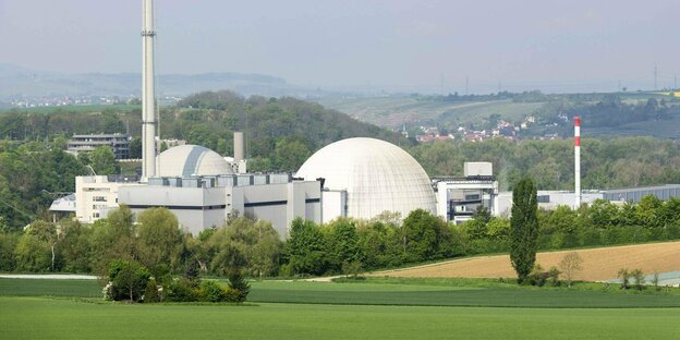 Blick auf das Kernkraftwerk Neckarwestheim mit Reaktorgebäuden