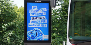Digitale Werbetafel mit Anzeige der Stromspar-Kampagne.