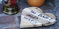 Ein Holzherz mit der Aufschrift: Ihr fehlt! Alex Yasmin