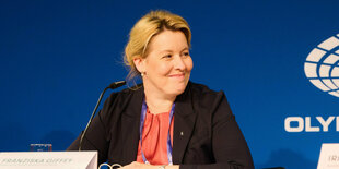 Das Bild zeigt die Regierende Bürgermeisterin Franziska Giffey (SPD) bei der Pressekonferenz nach der Senatssitzung, an diesem Dienstag im Presseraum des Olympiastadions.