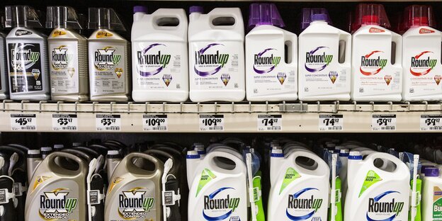 Behälter mit dem Pestizid Roundup in einem Supermarktregal