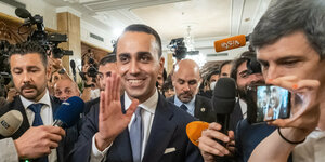Der Politiker Luigi Di Maio bei einer Pressekonferenz, umgeben von Reportern