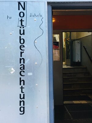 Eingang zur Notübernachtung in der Ohlauer Straße in Berlin Eingang zur Notübernachtung in der Ohlauer Straße in Berlin