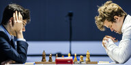 Magnus Carlsen und Alireza Firouzja nachdenklich vor dem Schachbrett