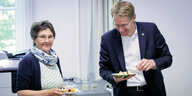 Daniel Günther und Monika Heinold, essen vor ihren Beratungen gemeinsam im Landeshaus