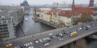 Blick aus der Luft auf die Mühlendammbrücke in Berlin, im Hintergrund das Rote Rathaus