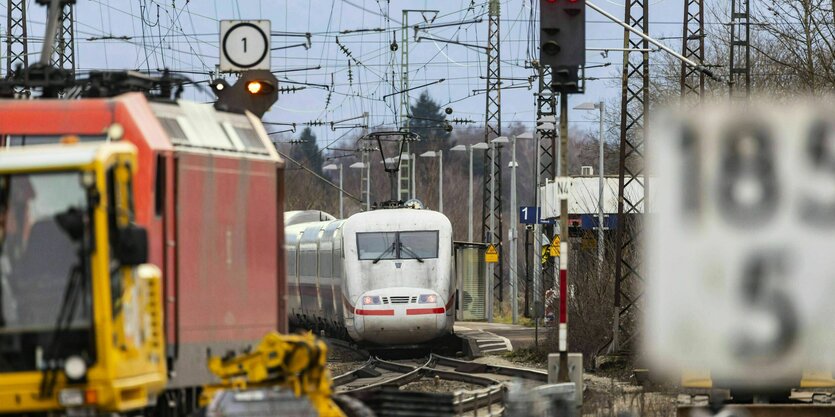 Eine Bahn fährt durch eine Baustelle mit vielen Überleitungskabeln