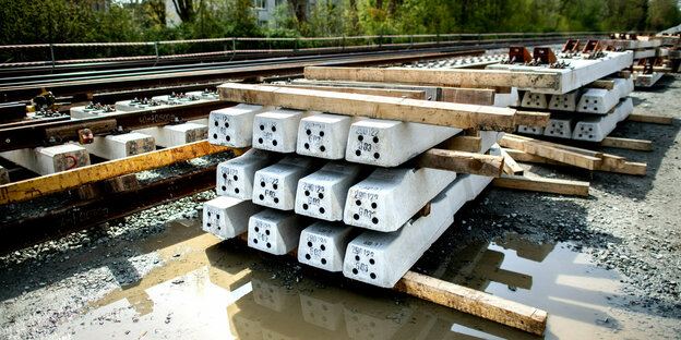 Bahnschwellen aus Beton liegen im Stadtgebiet von Oldenburg auf einer Baustelle am Gleis der Bahnstrecke