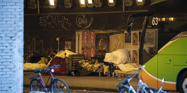 Obdachlose unter einer Brücke in Berlin