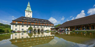 Prachtvolles Schloss Elmau bei strahlendem Sonnenschein