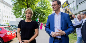 Mona Neubar und Hendrik Wüst werden auf der Straße interviewt