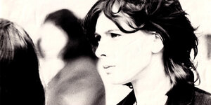 Schwarz-weiß Portrait der Liedermacherin Bettina Wegner in jungen Jahren: Sie trägt schulterlange Haare und eine Kordjacke