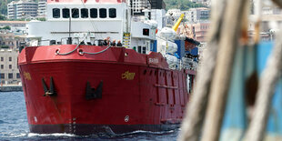 Ein Schiff in einem Hafen