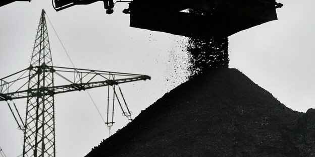 EIn schwarz-weißes Foto eines Duisburgers Kohlewerks
