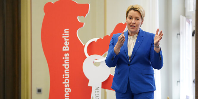 Franziska Giffey mit einem riesen Schlüssel