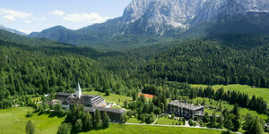 Schloss Elmau in idyllischer Alpenkulisse