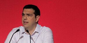 Alexis Tsipras vor rotem Hintergrund